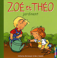 Zoé et Théo jardinent.